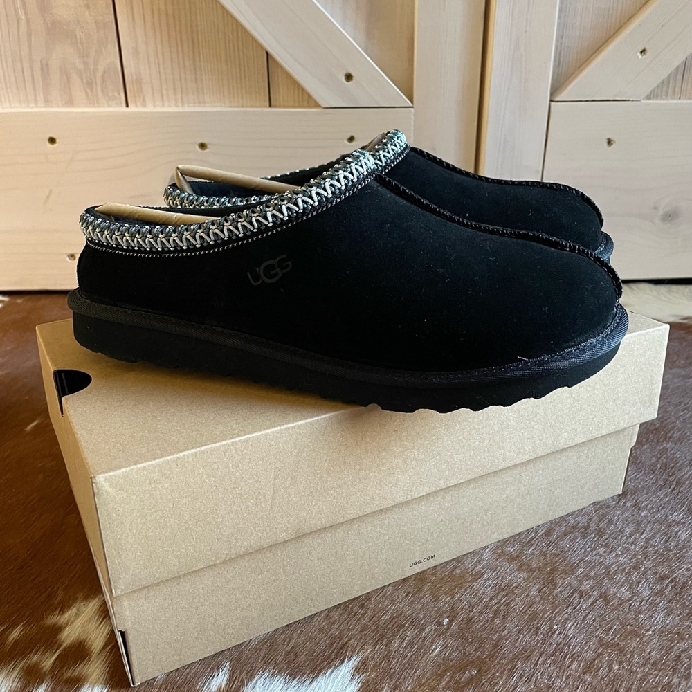 UGG TASMAN SLIPPER size 6 Black 👀